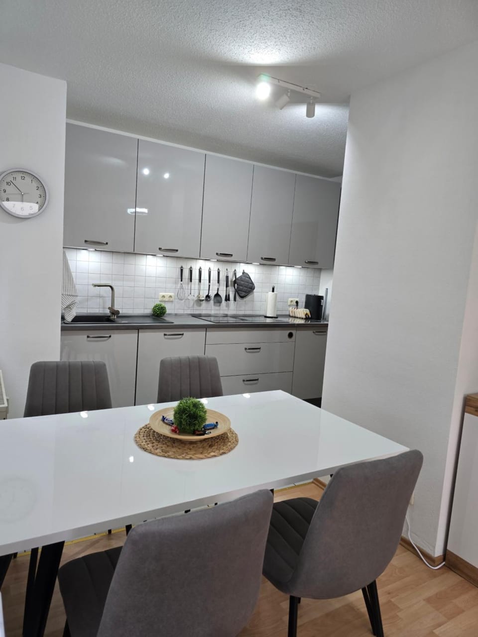 Seating area, Dining area, kitchen