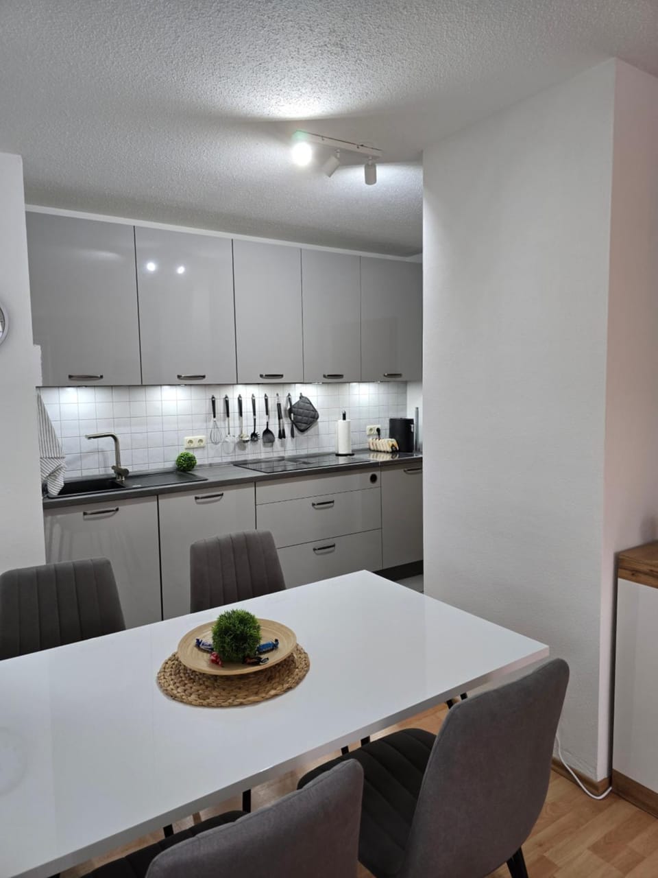 Seating area, Dining area, stove, kitchen