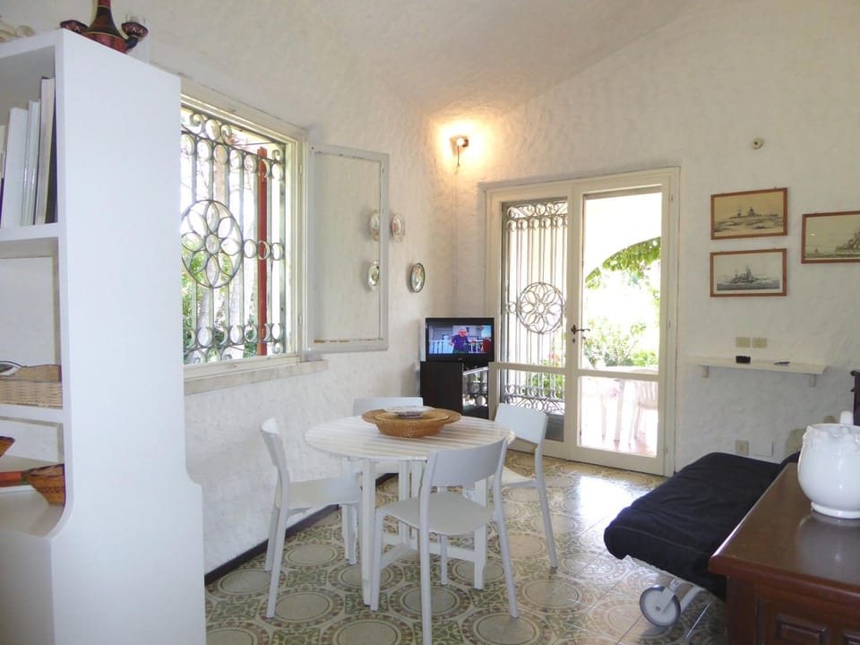 TV and multimedia, Living room, Seating area, Dining area