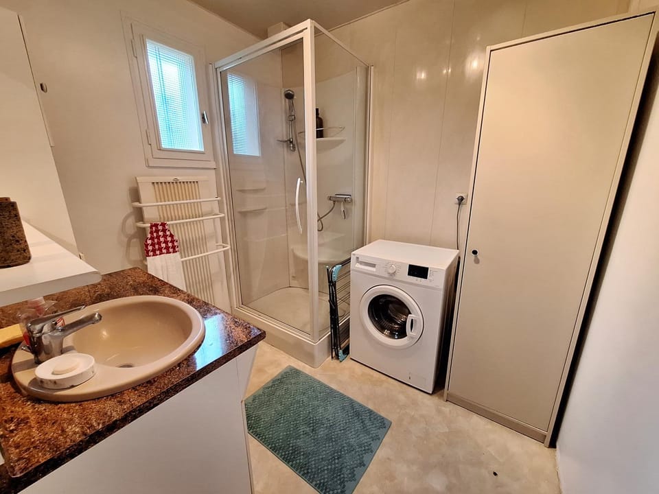 Bathroom, washing machine