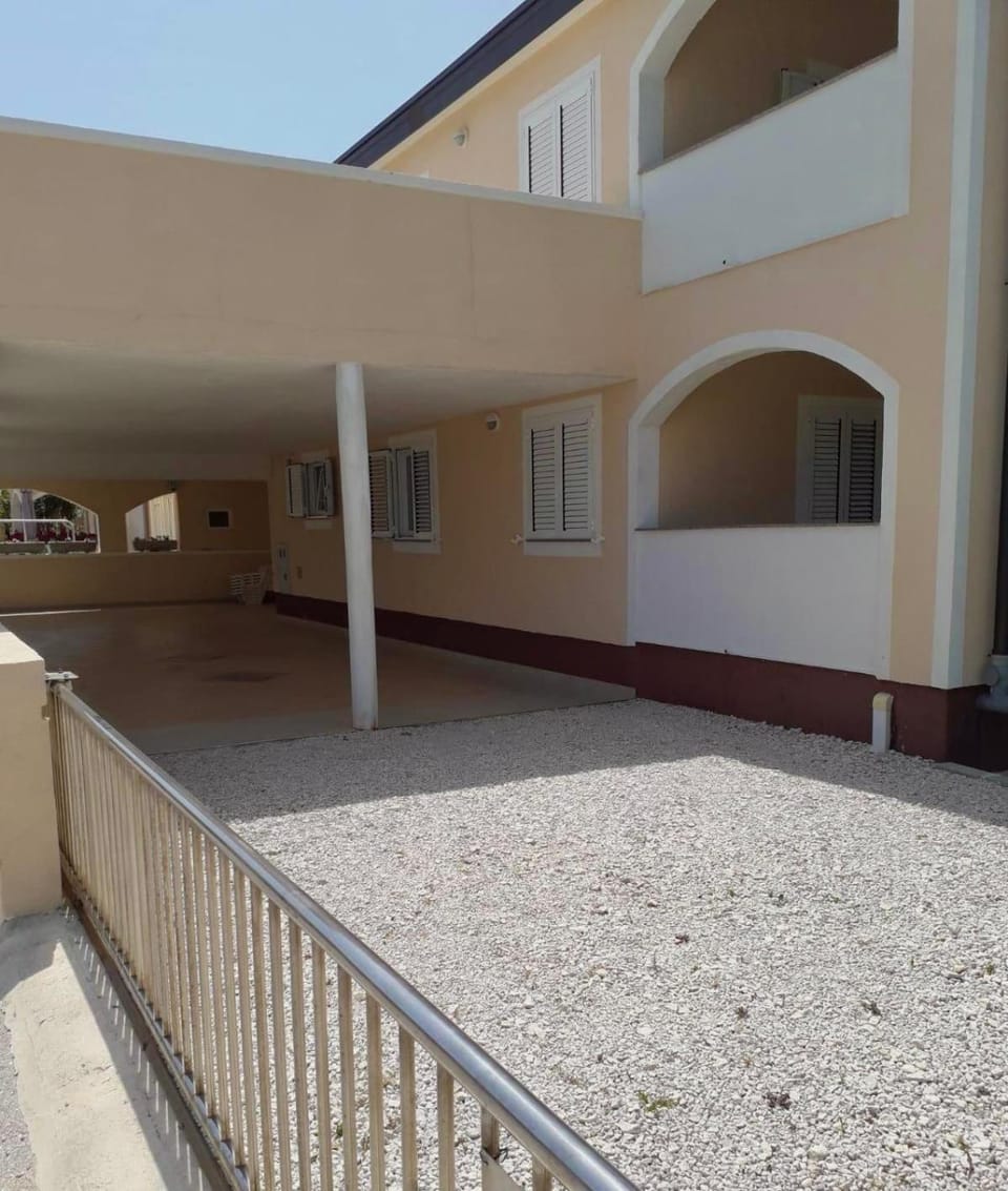 Property building, Parking, Internal: Not applicable to any particular room