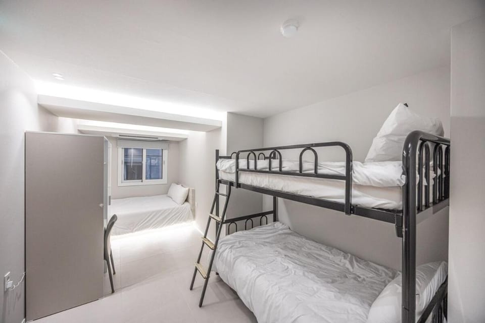 2F 4bathrooms, 9Beds, 7-16 Persons Team Apartment in Busan