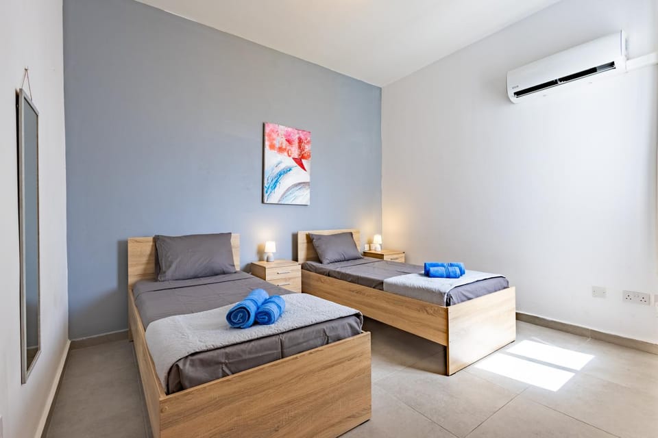 Bed, Photo of the whole room, Seating area, towels, air conditioner