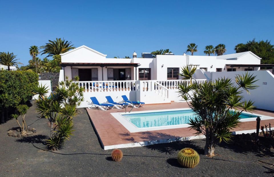 Patio, Day, Swimming pool, sunbed