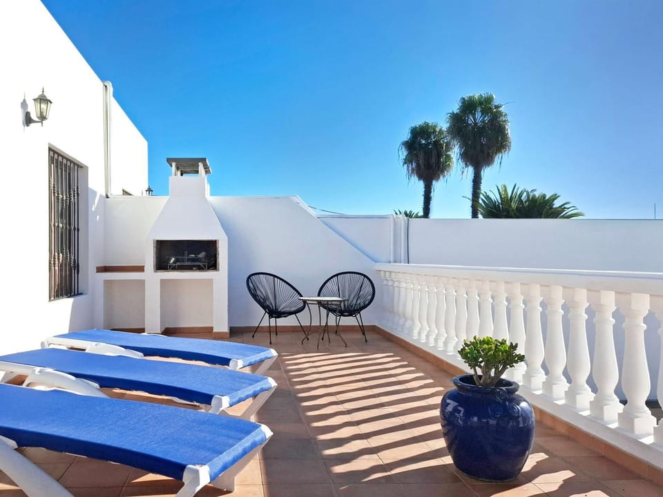 Patio, Day, Balcony/Terrace, Swimming pool, sunbed