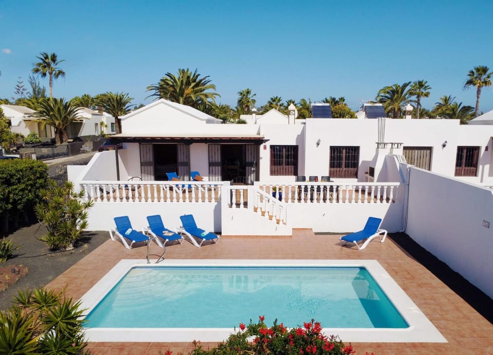 Property building, Patio, Day, Balcony/Terrace, Pool view, Swimming pool, sunbed