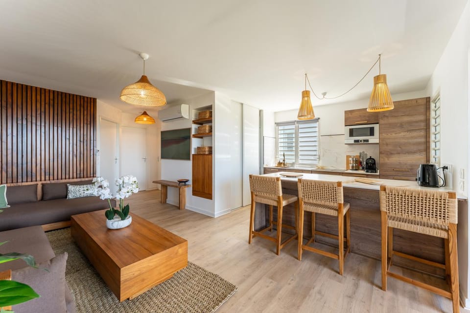 Coffee/tea facilities, Kitchen or kitchenette, Living room, Seating area, Dining area