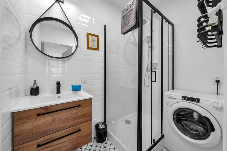 Shower, Bathroom, towels, washing machine