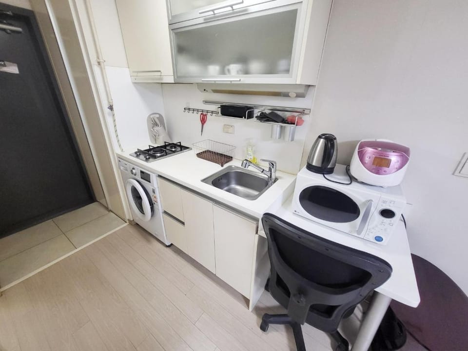 Kitchen or kitchenette, minibar, stove