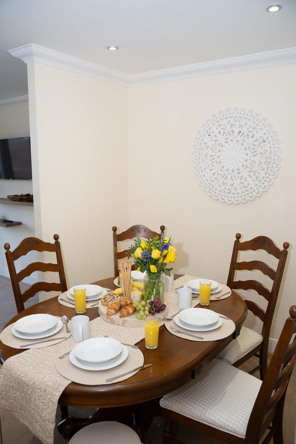 Yellow Haven spacious quiet free parking sleeps 7 Apartment in Swindon