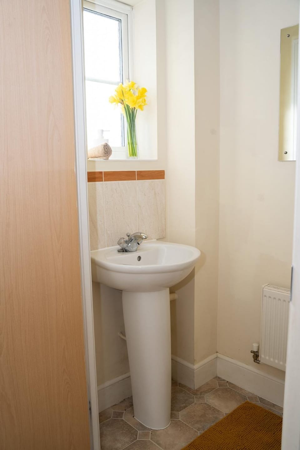 Yellow Haven spacious quiet free parking sleeps 7 Apartment in Swindon