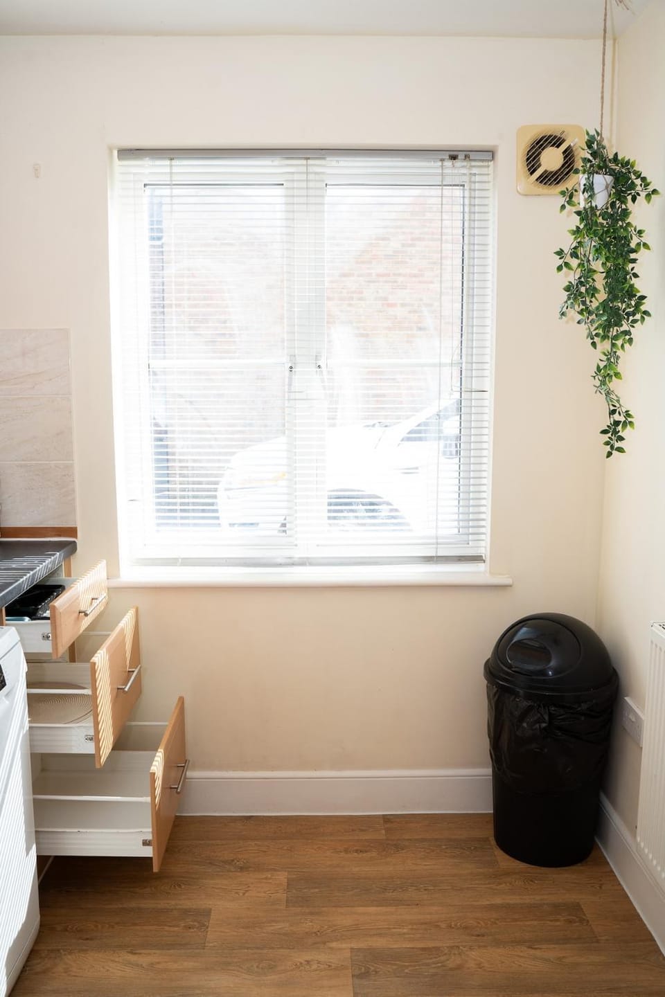 Yellow Haven spacious quiet free parking sleeps 7 Apartment in Swindon