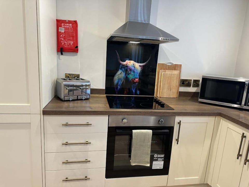 Modern, newly built 2 bedroom bungalow with free parking, sleeps 6 Apartment in Hereford