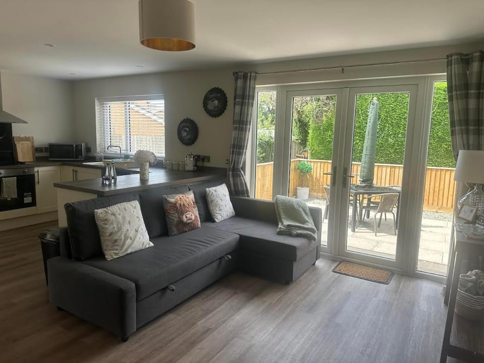 Modern, newly built 2 bedroom bungalow with free parking, sleeps 6 Apartment in Hereford