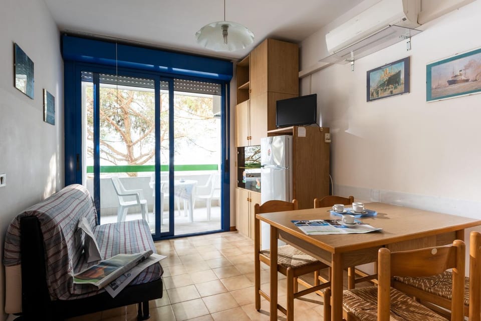 Communal lounge/ TV room, View (from property/room), Balcony/Terrace, Living room, Decorative detail, Seating area, Dining area