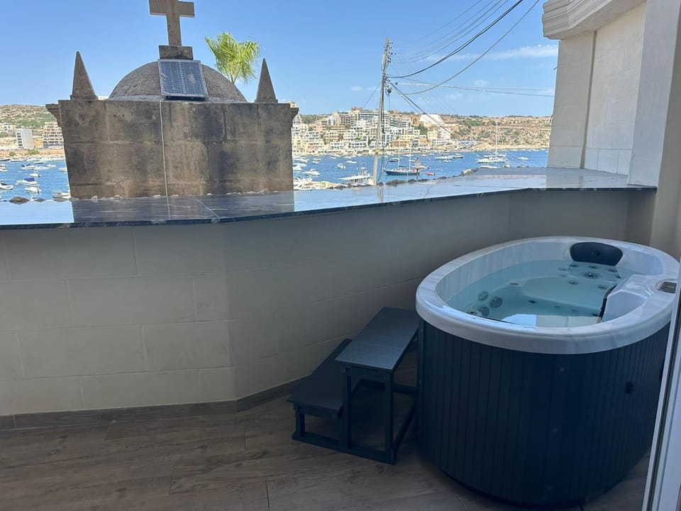 Seabreeze Apartments flat 1 w jacuzzi by Homely! Apartment in Saint Paul's Bay