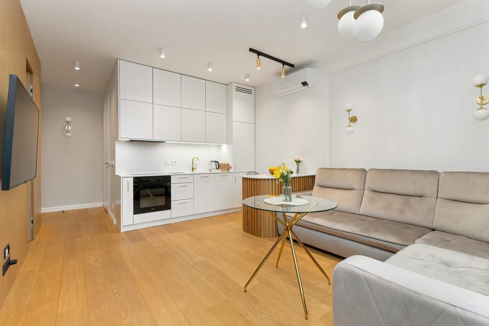 TV and multimedia, Kitchen or kitchenette, Living room, Seating area, Dining area, stove