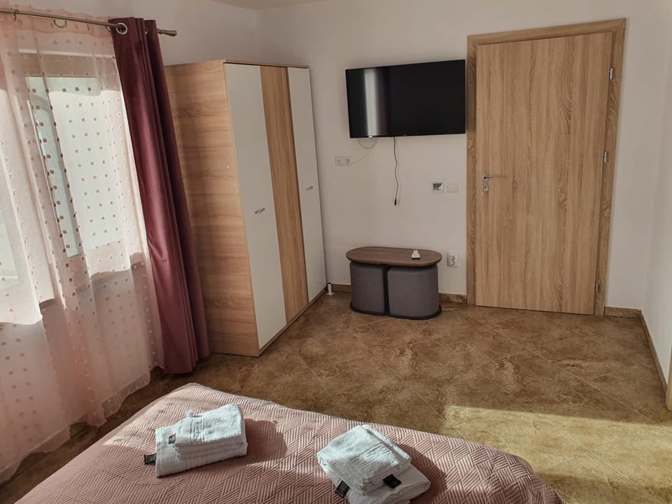 Bed, TV and multimedia, Photo of the whole room, Bedroom, towels, wardrobe