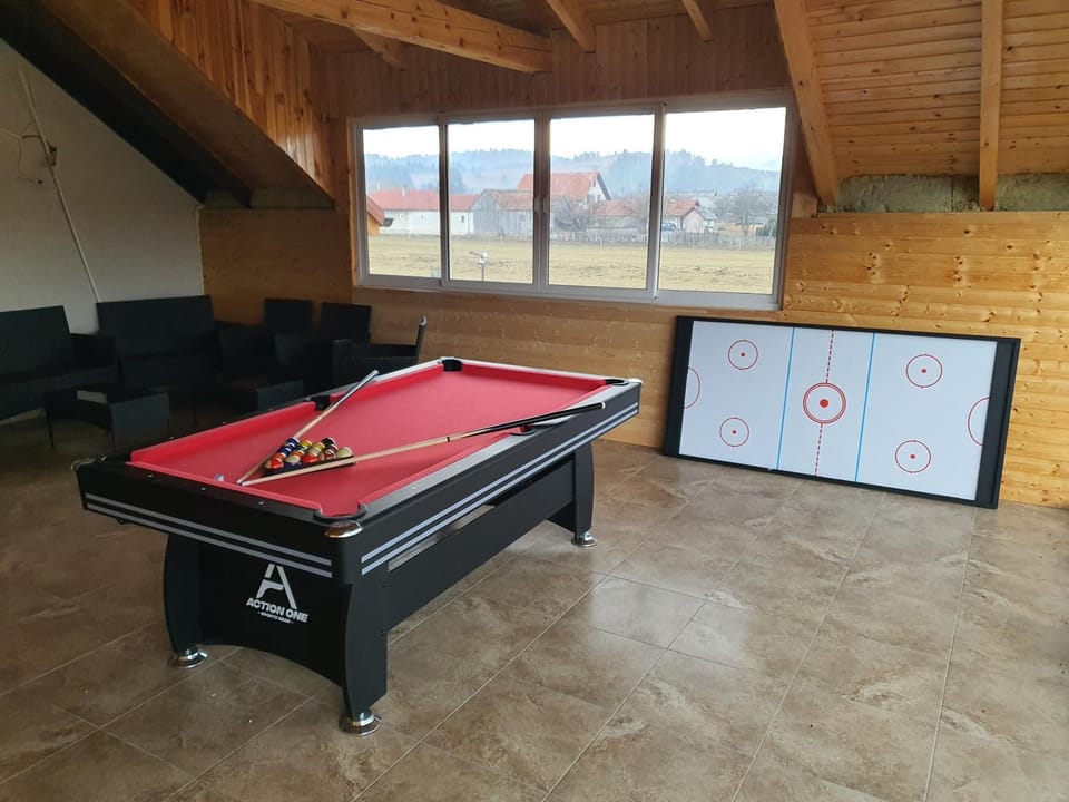 Billiard, Game Room