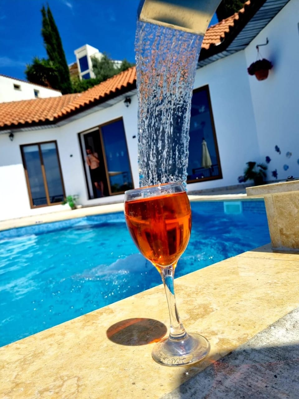 Property building, Patio, Day, Food and drinks, Pool view, Swimming pool, Drinks, Alcoholic drinks, sunbed