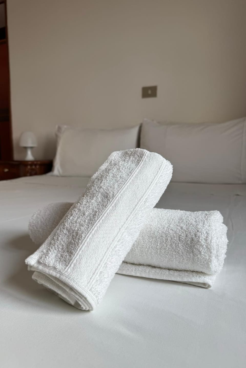 Bed, Bedroom, towels