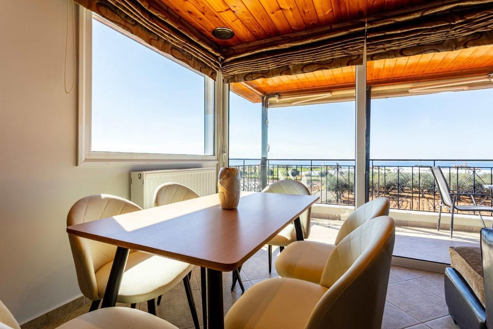 View (from property/room), Balcony/Terrace, Dining area, Sea view