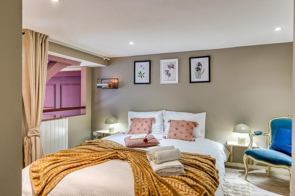 Bed, Photo of the whole room, Bedroom