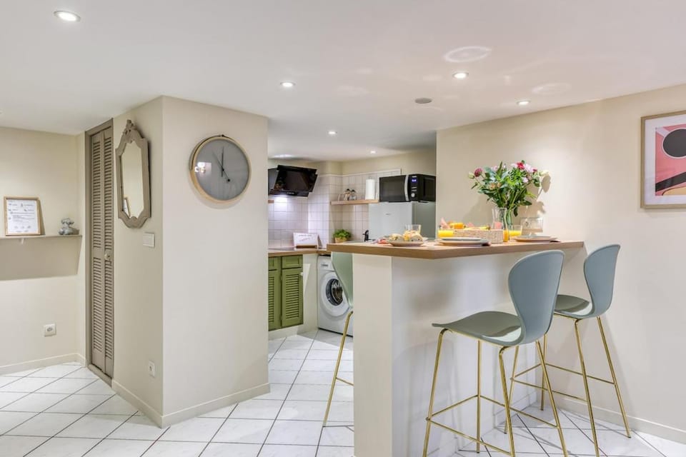 Kitchen or kitchenette, Seating area, Dining area, minibar, oven, washing machine