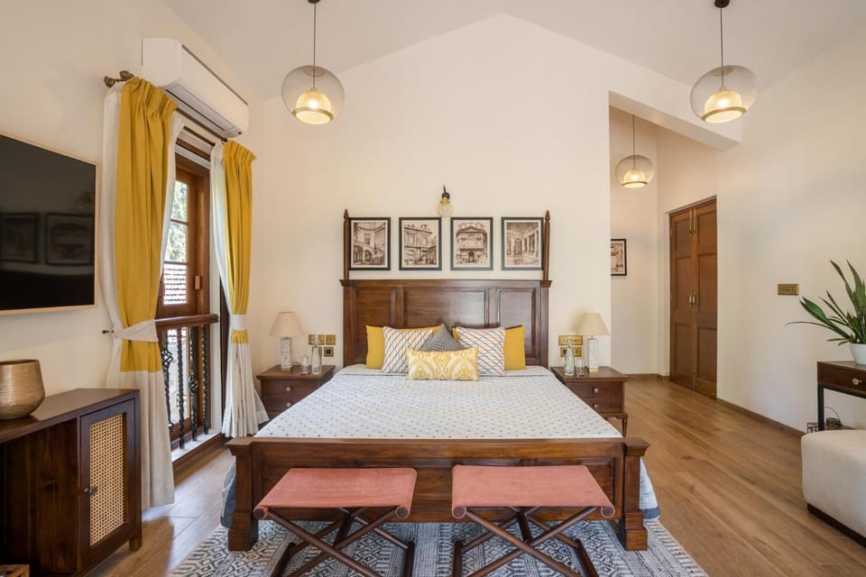 Bed, Photo of the whole room, Seating area, Bedroom