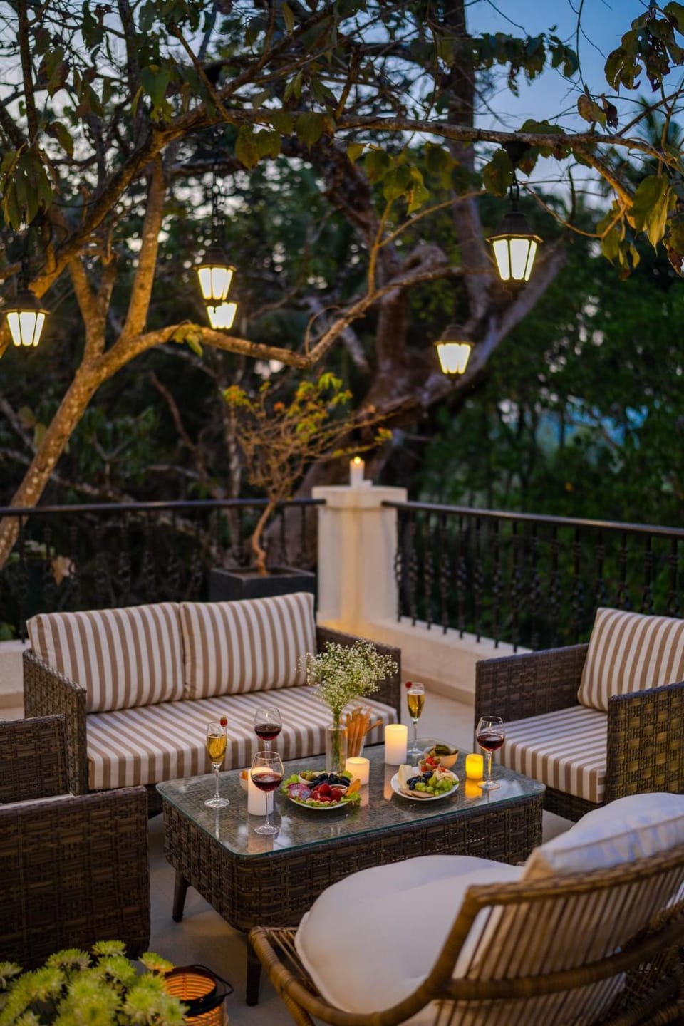 Patio, Balcony/Terrace, Food and drinks, Seating area, Dining area, Garden view