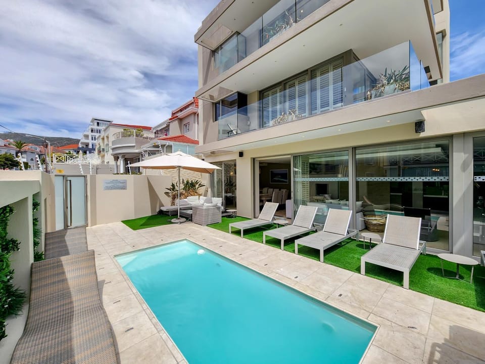 Cozy on the Bay - Pool, Braai, Views & Daily Housekeeping Villa in Sea Point