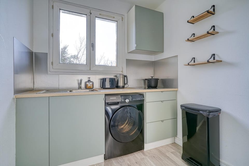 Coffee/tea facilities, Kitchen or kitchenette, stove, toaster, washing machine
