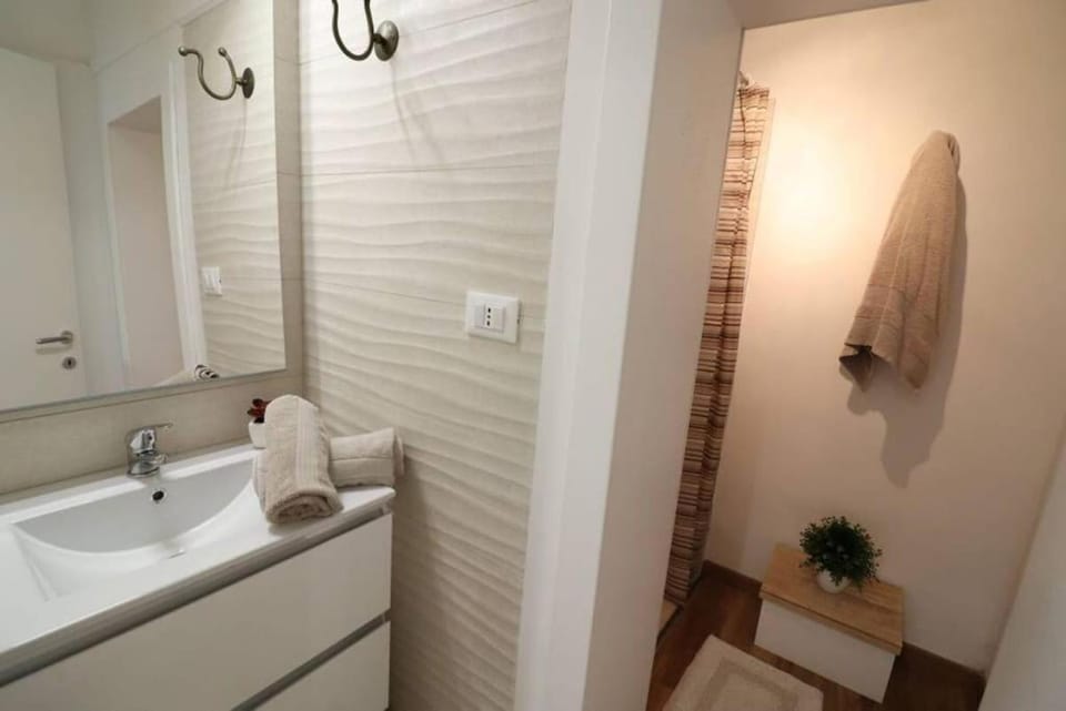 Shower, Bathroom, towels