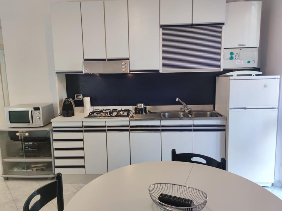 Kitchen or kitchenette, Dining area, pet friendly, stove