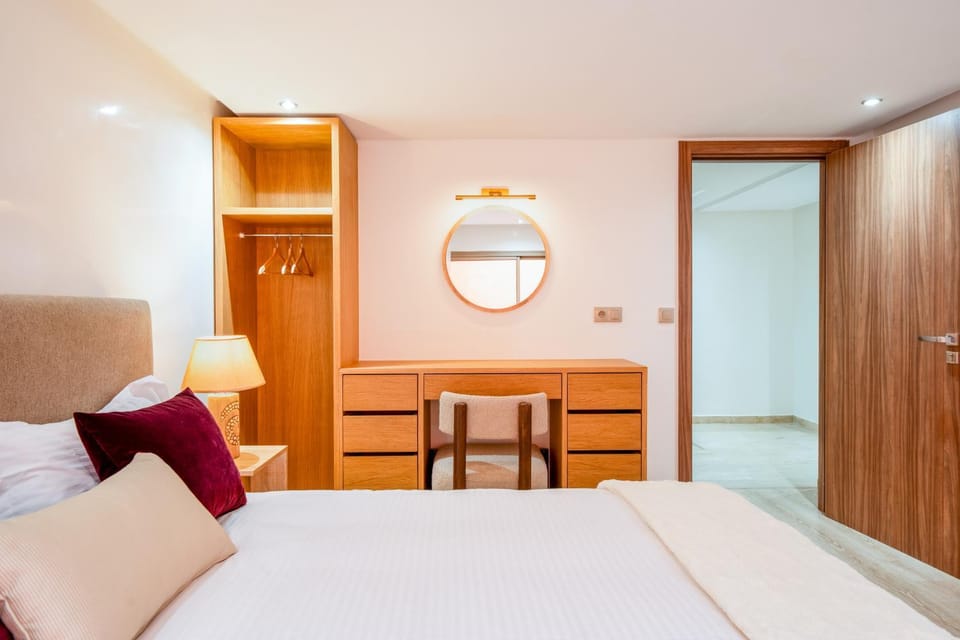 Photo of the whole room, Bedroom, wardrobe
