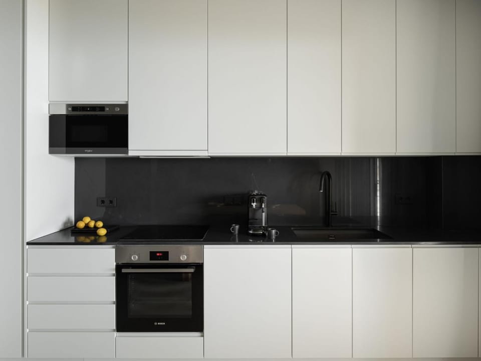 Coffee/tea facilities, Kitchen or kitchenette, stove
