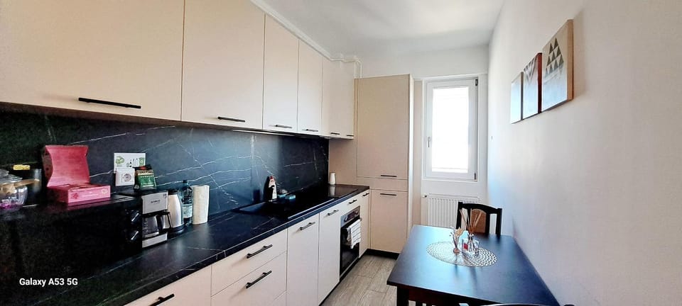 Coffee/tea facilities, Dining area, kitchen
