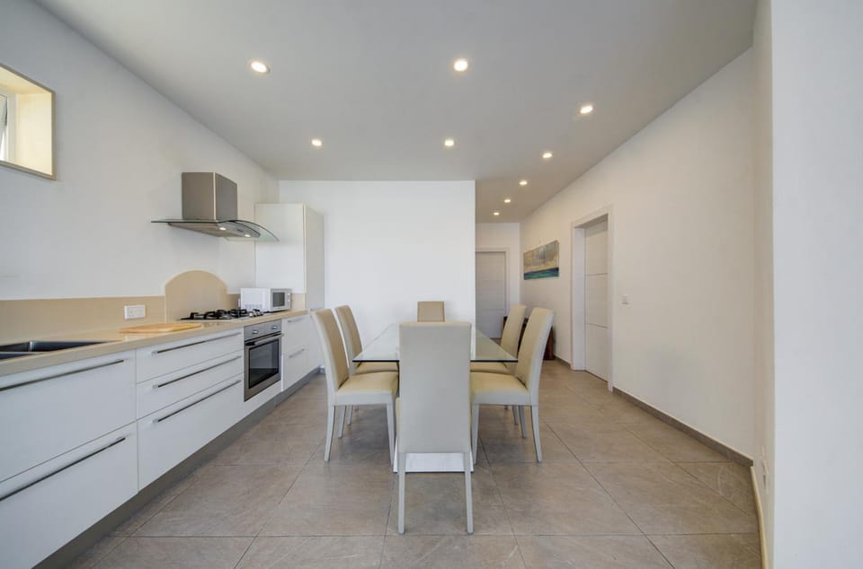 Kitchen or kitchenette, Living room, Seating area, Dining area, minibar, stove