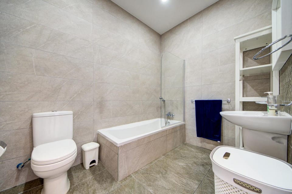 Shower, Toilet, Bathroom, Bath, bidet, towels