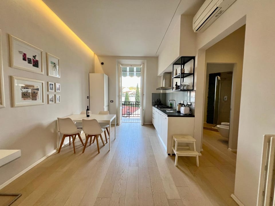 TV and multimedia, Kitchen or kitchenette, Living room, Seating area, Dining area