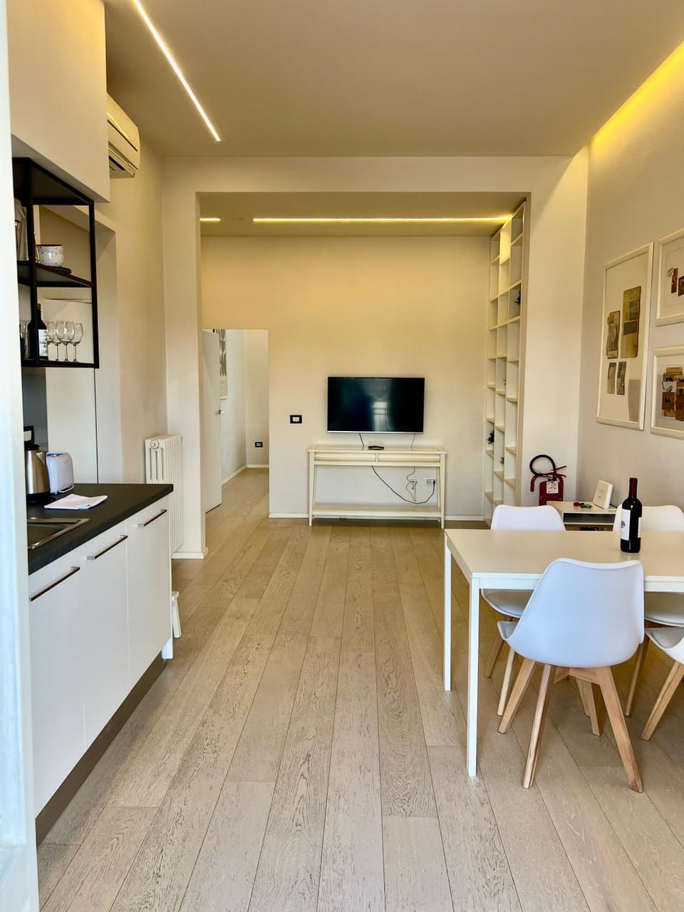 TV and multimedia, Kitchen or kitchenette, Living room, Dining area, oven, air conditioner