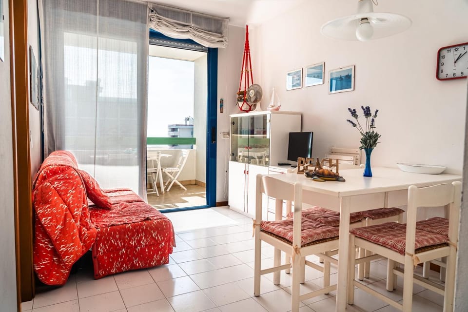 Living room, Decorative detail, Dining area