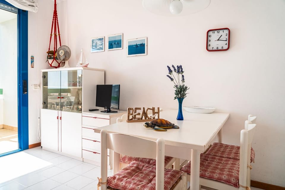 Living room, Decorative detail, Dining area, kitchen