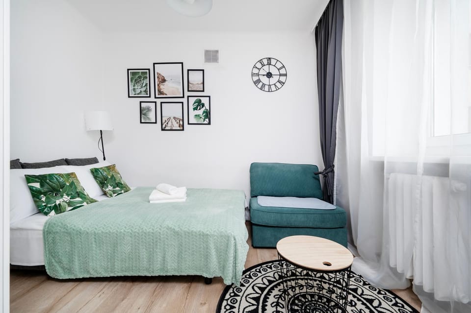 Bed, Living room, Photo of the whole room, Seating area, Bedroom, towels
