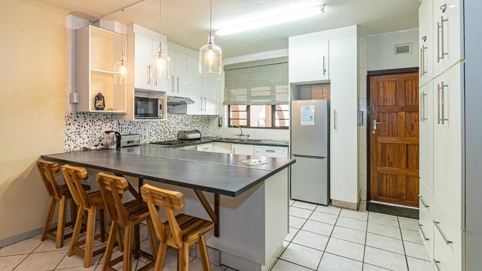 Kitchen or kitchenette, Dining area, dishwasher, stove
