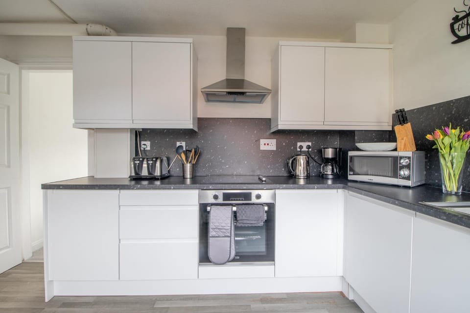 Coffee/tea facilities, Kitchen or kitchenette, stove, toaster