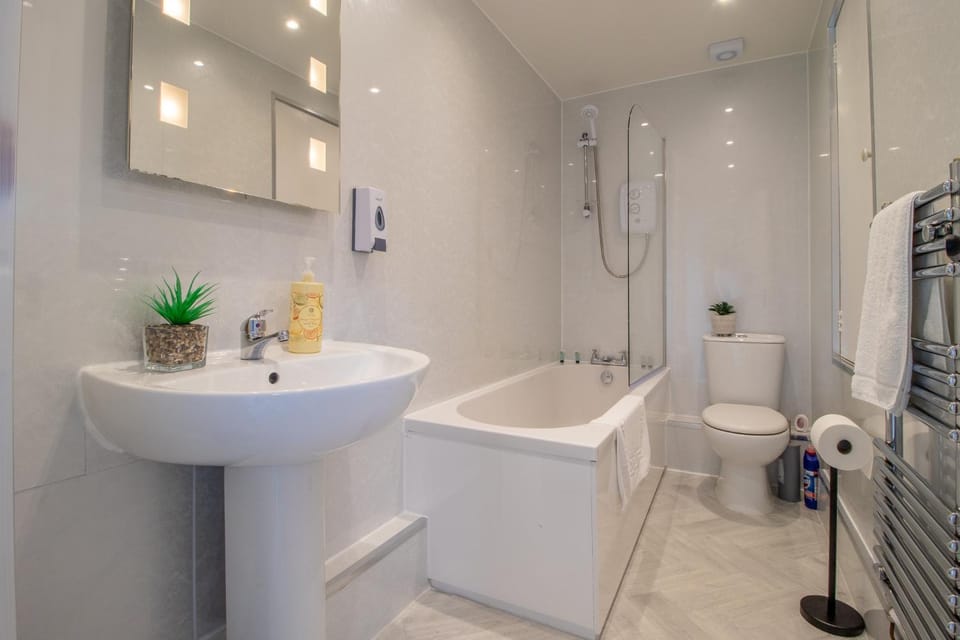 Shower, Toilet, Bathroom, Bath, towels