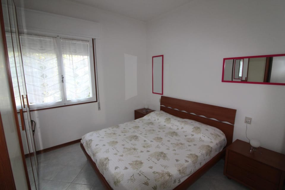 Photo of the whole room, Bedroom, wardrobe