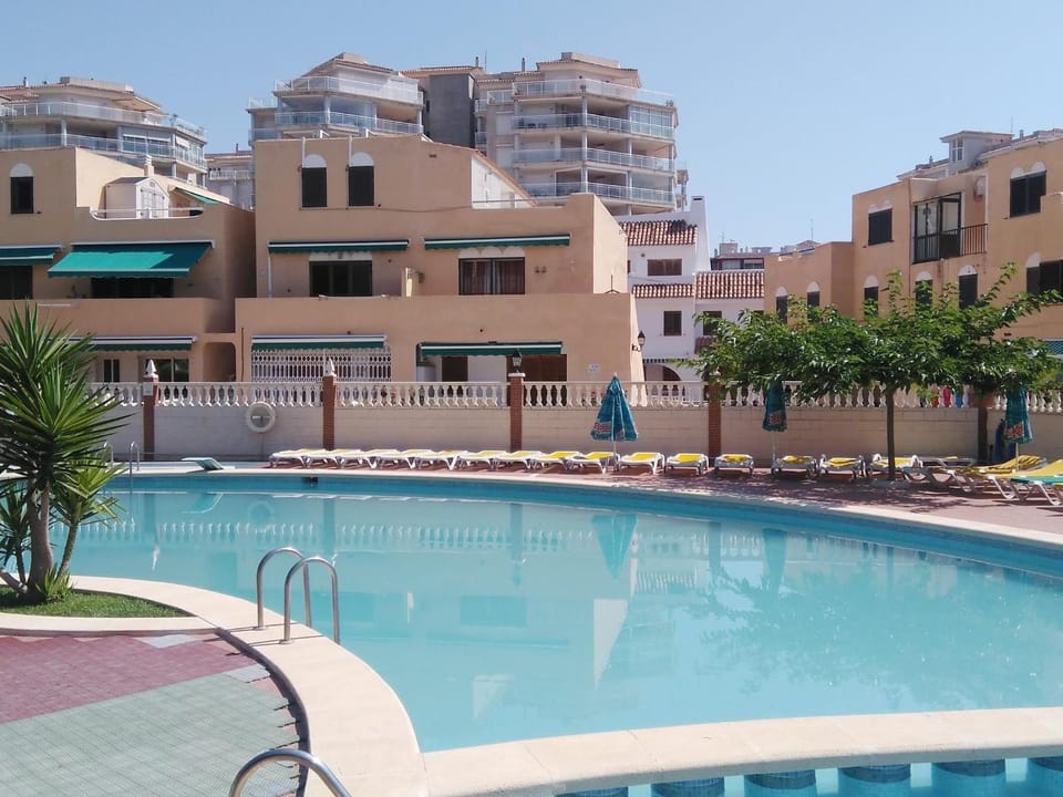 Property building, Patio, Swimming pool, sunbed