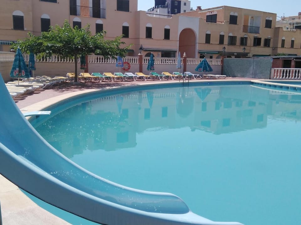 Property building, Swimming pool, sunbed